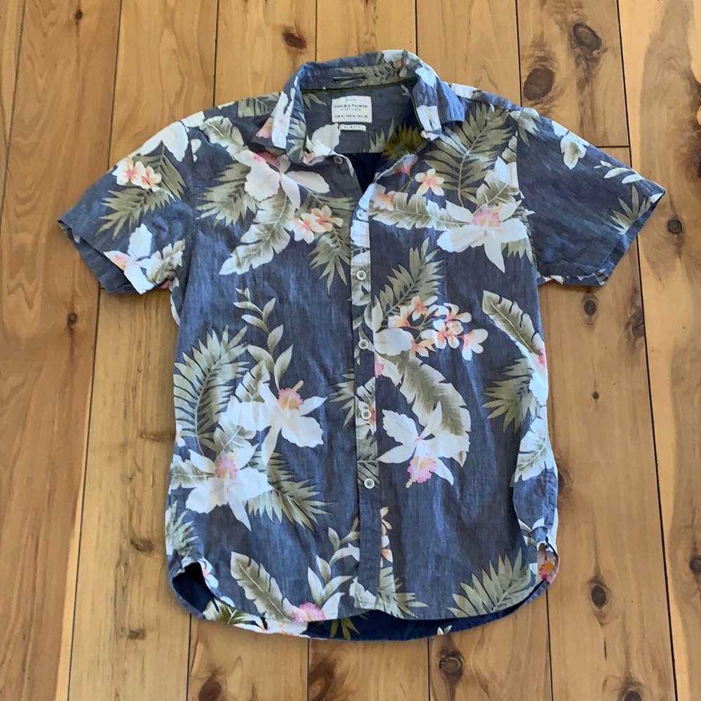 Men’s navy Hawaiian print shirt size Medium